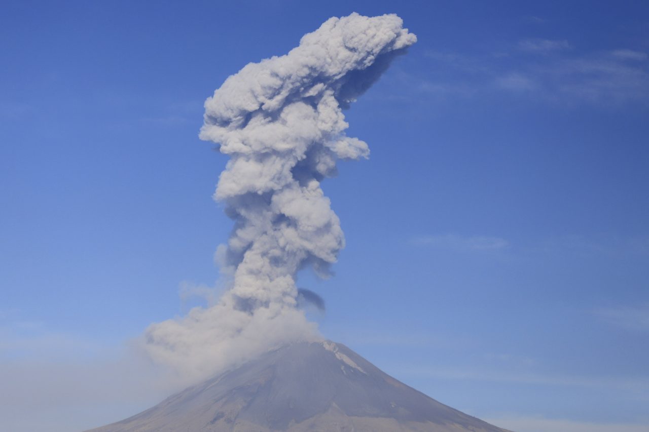 Video El Popocat Petl Registr Impresionante Explosi N Que Alert A